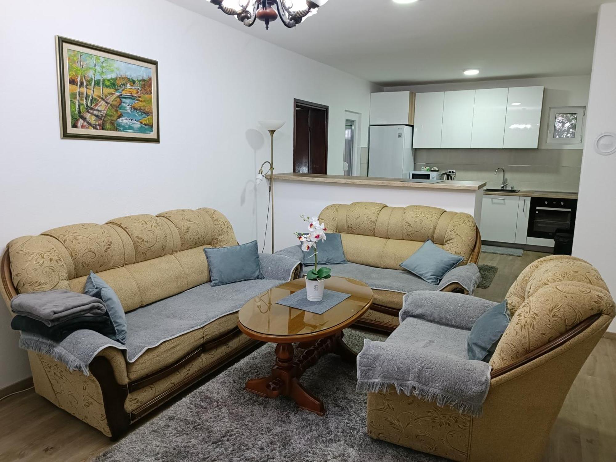 Entire House Floor - 2-Bedroom Cozy & Peaceful Apartment Podgorica Buitenkant foto